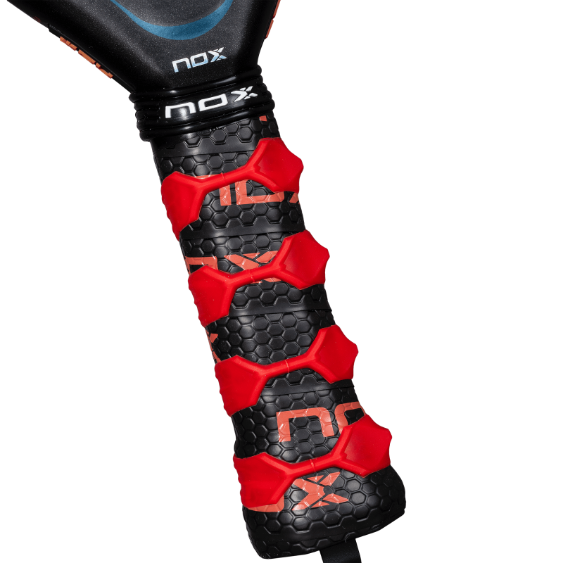 NOX AT10 GENIUS Attack18K Alum 2025 av AGUSTIN TAPIA (Racket) för endast 339,95 € i Padel Market