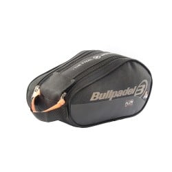 BULLPADEL BPP-24008 FLOW Black/Gold 2024 ALEJANDRA SALAZAR (Toilet bag) at only 11,95 € in Padel Market